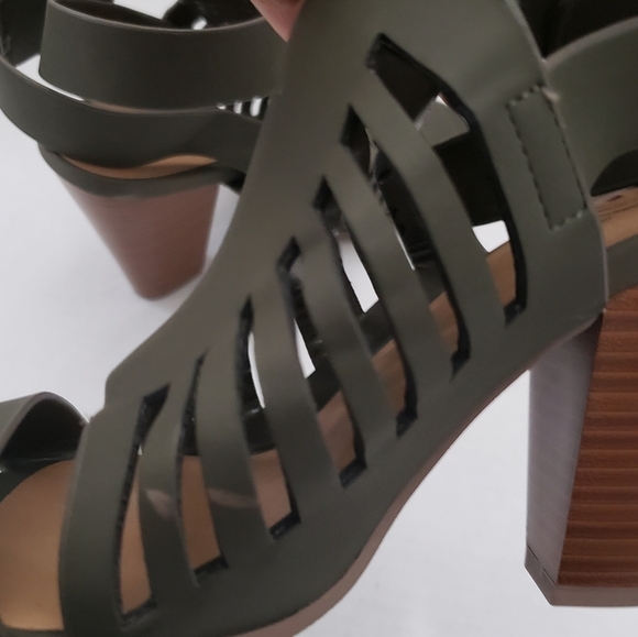 Delicious Yummy Cutout Stacked Heel Green Sandals Size 6 - Picture 7 of 14